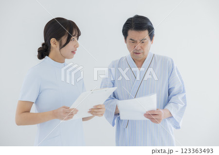 検査結果を見てショックを受ける中年男性　　 123363493