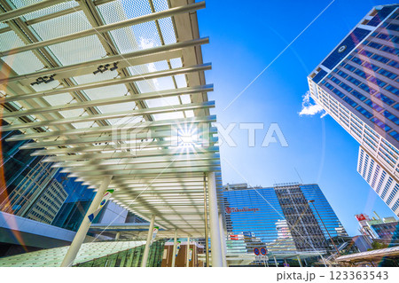 日本の横浜都市景観新時代へ…太陽光を浴びる大屋根や横浜駅、横浜タカシマヤなどを望む…＝2月26日 123363543