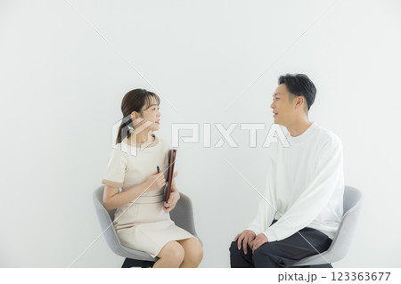 エステティシャンの女性にカウンセリングを受ける男性 エステティシャンの女性にカウンセリングを受ける男性 123363677