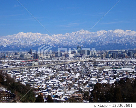 呉羽山から望む雪景色富山市街地と冠雪の北アルプスの山々 123363691