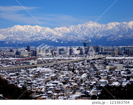 呉羽山から望む雪景色富山市街地と冠雪の剱岳立山連峰毛勝山と北陸新幹線 呉羽山から望む雪景色富山市街地と冠雪の剱岳立山連峰毛勝山と北陸新幹線 123363704