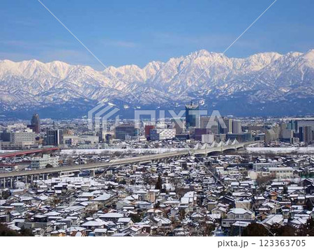 呉羽山から望む雪景色富山市街地と冠雪の剱岳と北陸新幹線 呉羽山から望む雪景色富山市街地と冠雪の剱岳と北陸新幹線 123363705