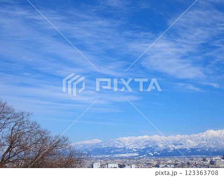 呉羽山から望む雪景色富山市街地と冠雪の剱岳と釜谷山, 猫又山, 毛勝三山, 毛勝山 呉羽山から望む雪景色富山市街地と冠雪の剱岳と釜谷山, 猫又山, 毛勝三山, 毛勝山 123363708