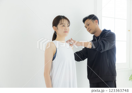 スポーツウェアの男女　トレーナー   123363748