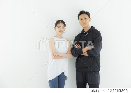 スポーツウェアの男女　トレーナー    123363803