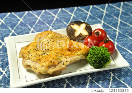 皿に盛った鶏もも肉のステーキ 皿に盛った鶏もも肉のステーキ 123363886