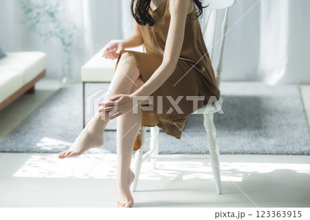 若い女性、ボディケアイメージ　　 123363915