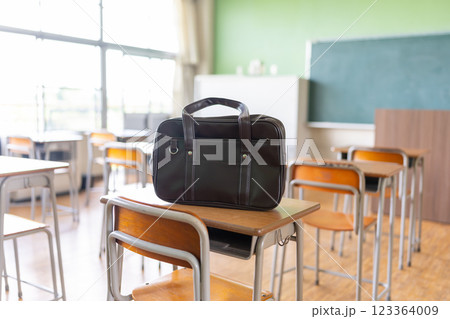 机の上に置かれた,学生カバン 123364009