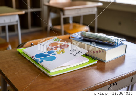 教室の机に置かれた国語の教科書と辞書 123364010