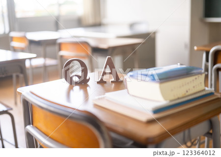 教室の机に置かれたQAの文字と学習道具 123364012