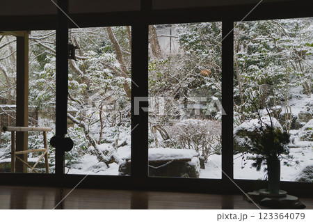 雪の降る日は京の庭園へ行こう。 123364079