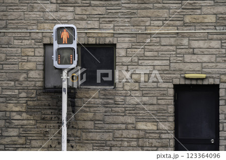 交通事故防止のための道路標識や道路標示 123364096