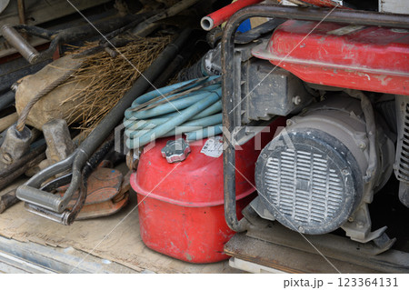 水道工事に使用する道具 123364131