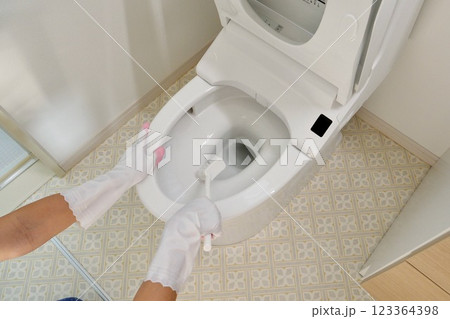 トイレ掃除をする女性 トイレ掃除をする女性 123364398