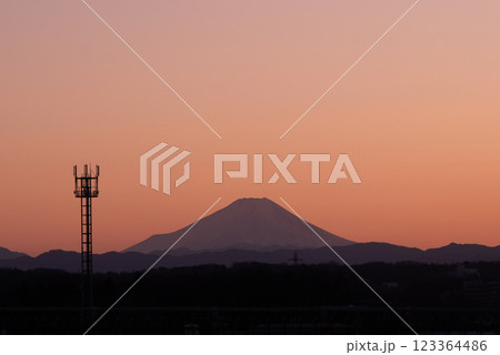 夕焼けに染まる富士山と鉄塔 123364486