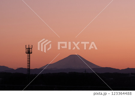 夕焼けに染まる富士山と鉄塔 夕焼けに染まる富士山と鉄塔 123364488