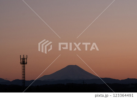 夕焼けに染まる富士山と鉄塔 夕焼けに染まる富士山と鉄塔 123364491