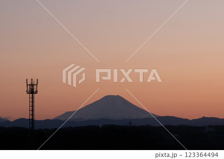夕焼けに染まる富士山と鉄塔 夕焼けに染まる富士山と鉄塔 123364494
