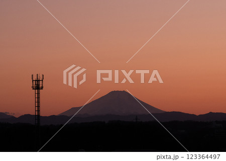 夕焼けに染まる富士山と鉄塔 夕焼けに染まる富士山と鉄塔 123364497
