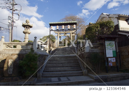 倉敷鶴形の町並み 阿智神社入り口 駅から美観地区へ 倉敷鶴形の町並み 阿智神社入り口 駅から美観地区へ 123364546