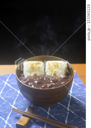 お椀に湯気の立ち昇る和食のぜんざい お椀に湯気の立ち昇る和食のぜんざい 123365228