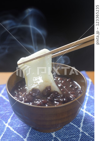 お椀に湯気の立ち昇る和食のぜんざい お椀に湯気の立ち昇る和食のぜんざい 123365235