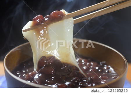 お椀に湯気の立ち昇る和食のぜんざい お椀に湯気の立ち昇る和食のぜんざい 123365236
