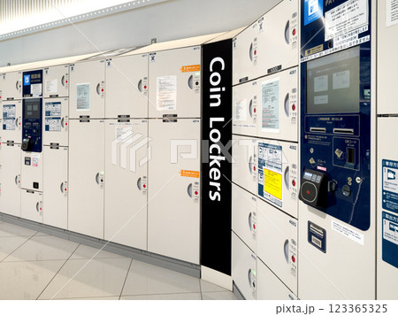 公共施設に設置されたコインロッカー 123365325