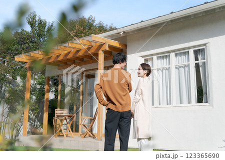 庭で微笑む夫婦 123365690