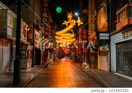 《神奈川県》無人の横浜中華街・深夜に輝く龍のちょうちん 《神奈川県》無人の横浜中華街・深夜に輝く龍のちょうちん 123365783