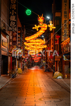 《神奈川県》無人の横浜中華街・深夜に輝く龍のちょうちん 123365784