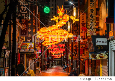 《神奈川県》無人の横浜中華街・深夜に輝く龍のちょうちん 123365790