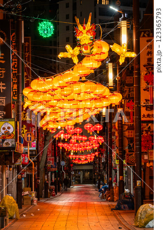 《神奈川県》無人の横浜中華街・深夜に輝く龍のちょうちん 《神奈川県》無人の横浜中華街・深夜に輝く龍のちょうちん 123365793
