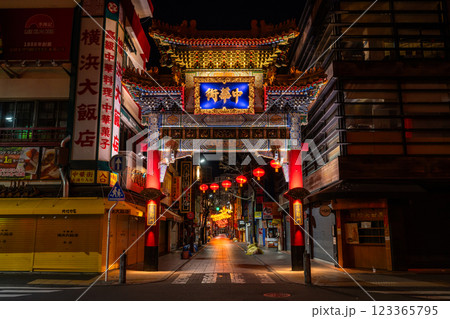 《神奈川県》無人の横浜中華街・深夜に輝く中華門 123365795