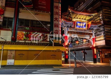 《神奈川県》無人の横浜中華街・深夜に輝く中華門 《神奈川県》無人の横浜中華街・深夜に輝く中華門 123365799