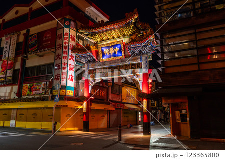 《神奈川県》無人の横浜中華街・深夜に輝く中華門 《神奈川県》無人の横浜中華街・深夜に輝く中華門 123365800