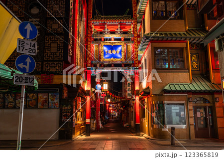 《神奈川県》無人の横浜中華街・深夜に輝く中華門 123365819