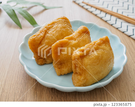 皿に盛られた稲荷寿司 123365875