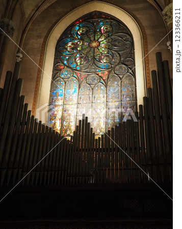 夜の教会の美しいステンドグラス 123366211
