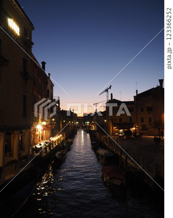 夕暮れのヴェネツィアの運河 夕暮れのヴェネツィアの運河 123366252