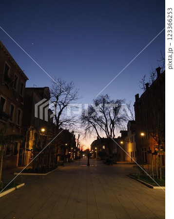 夕暮れのヨーロッパの街 123366253