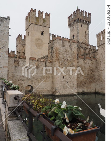 中世の古城へと続く橋の上 中世の古城へと続く橋の上 123366254