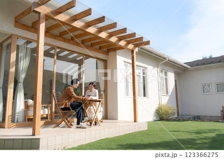 庭でくつろぐ夫婦 庭でくつろぐ夫婦 123366275