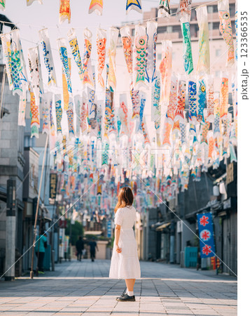 商店街と鯉のぼり 123366535