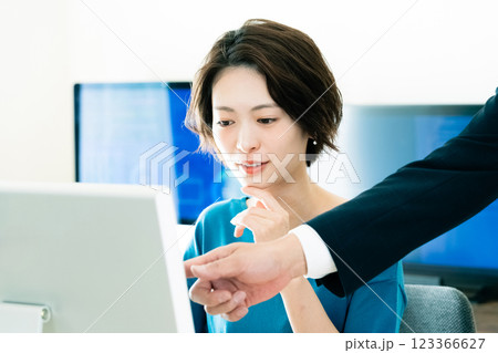 上司からアドバイスを受けるビジネスウーマン 123366627