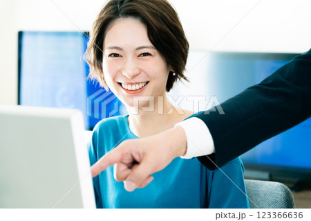 上司からアドバイスを受けるビジネスウーマン 123366636