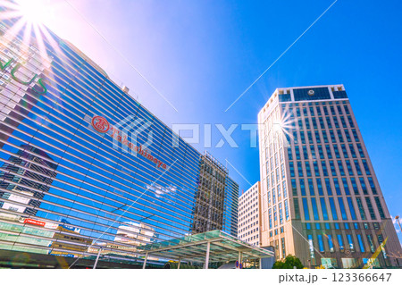 日本の横浜都市景観新時代へ…太陽光を浴びる横浜ベイシェラトンや横浜タカシマヤなどを望む…＝2月26日 123366647