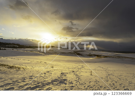 雪の鳥取砂丘の夕日 123366669