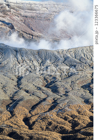 噴煙を上げる冬の阿蘇山 火山の風景 噴煙を上げる冬の阿蘇山 火山の風景 123366675