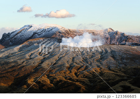 噴煙を上げる冬の阿蘇山 火山の風景 噴煙を上げる冬の阿蘇山 火山の風景 123366685